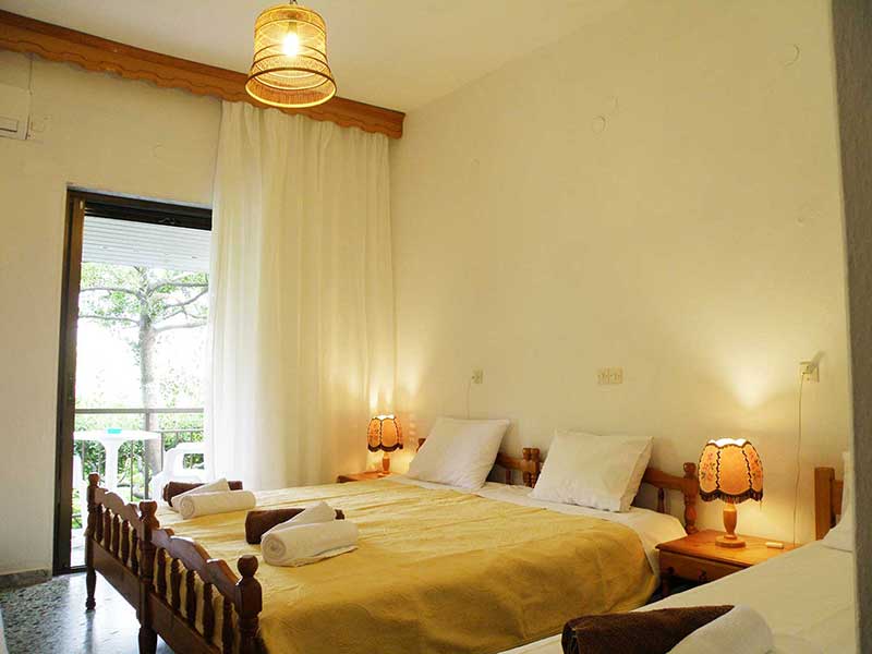 Τρίκλινο δωμάτιο 4 - Δωμάτιο με μονά κρεβάτια