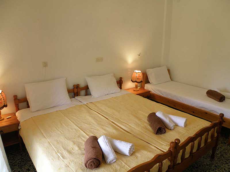 Τρίκλινο δωμάτιο 4 - Δωμάτιο με μονά κρεβάτια