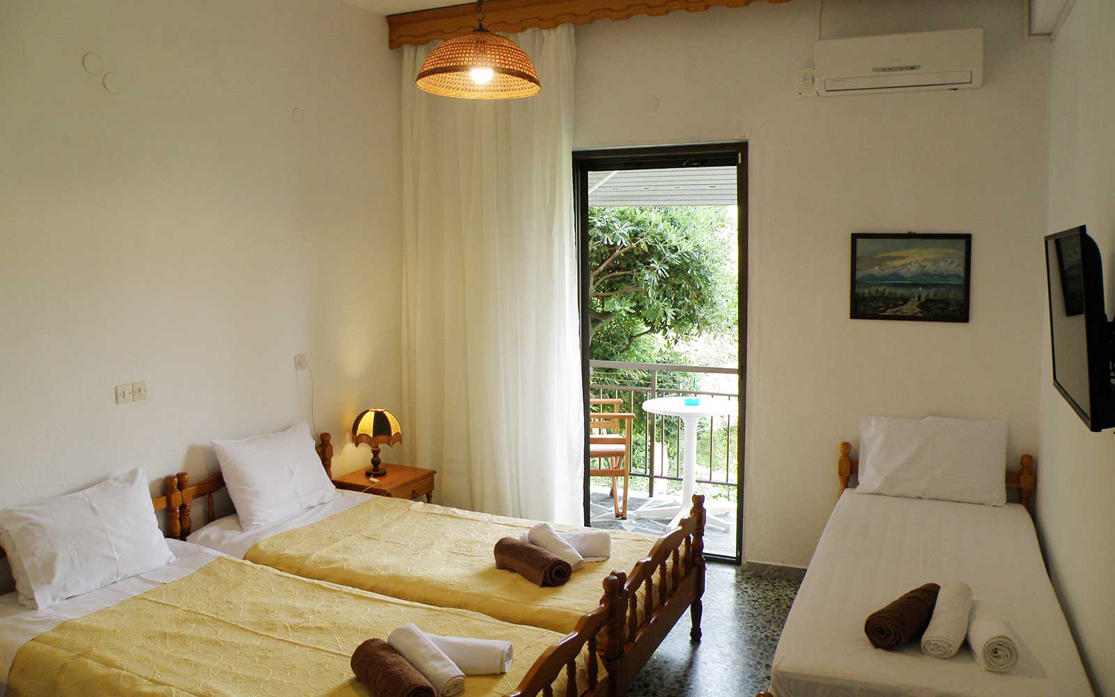 Villa Dimitra στη Θάσο - Τρίκλινο δωμάτιο με μονά κρεβάτια