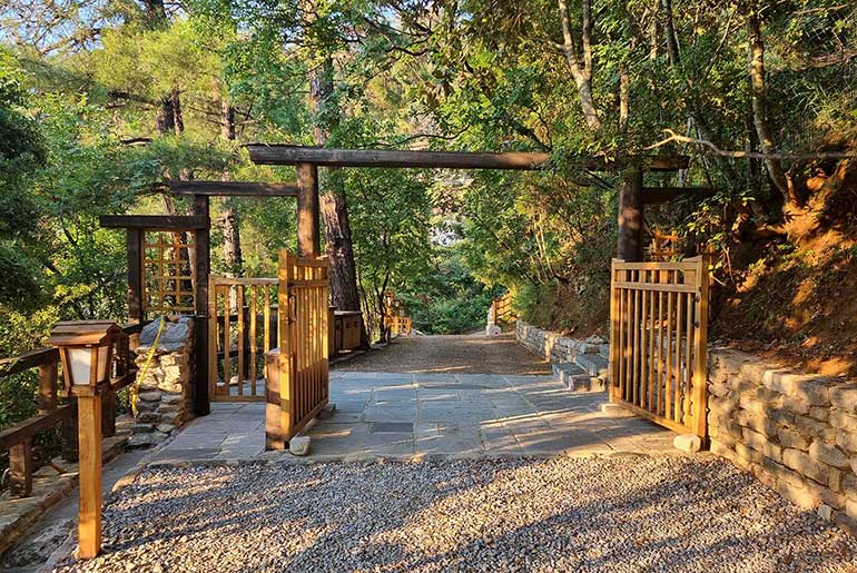 Ξύλινη πύλη που οδηγεί στο χώρο στάθμευσης