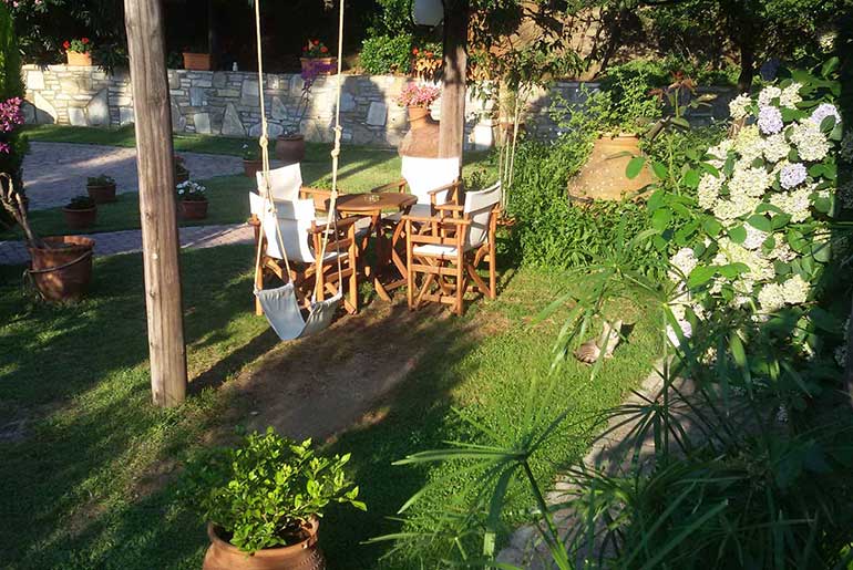 Καθιστικό και κούνια στον κήπο του Villa Dimitra