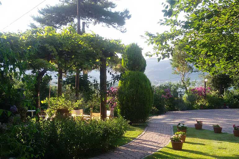 Εξωτερικοί χώροι και πέτρινοι διάδρομοι