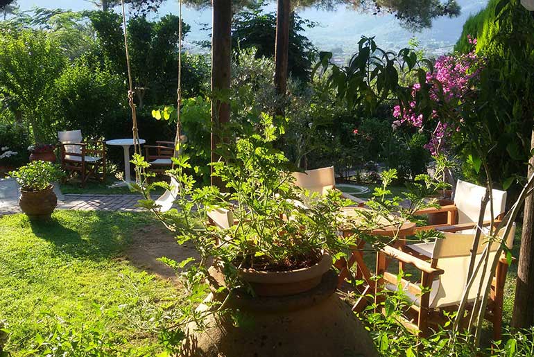 Σκιασμένες γωνιές στον κήπο του Villa Dimitra στη Θάσο