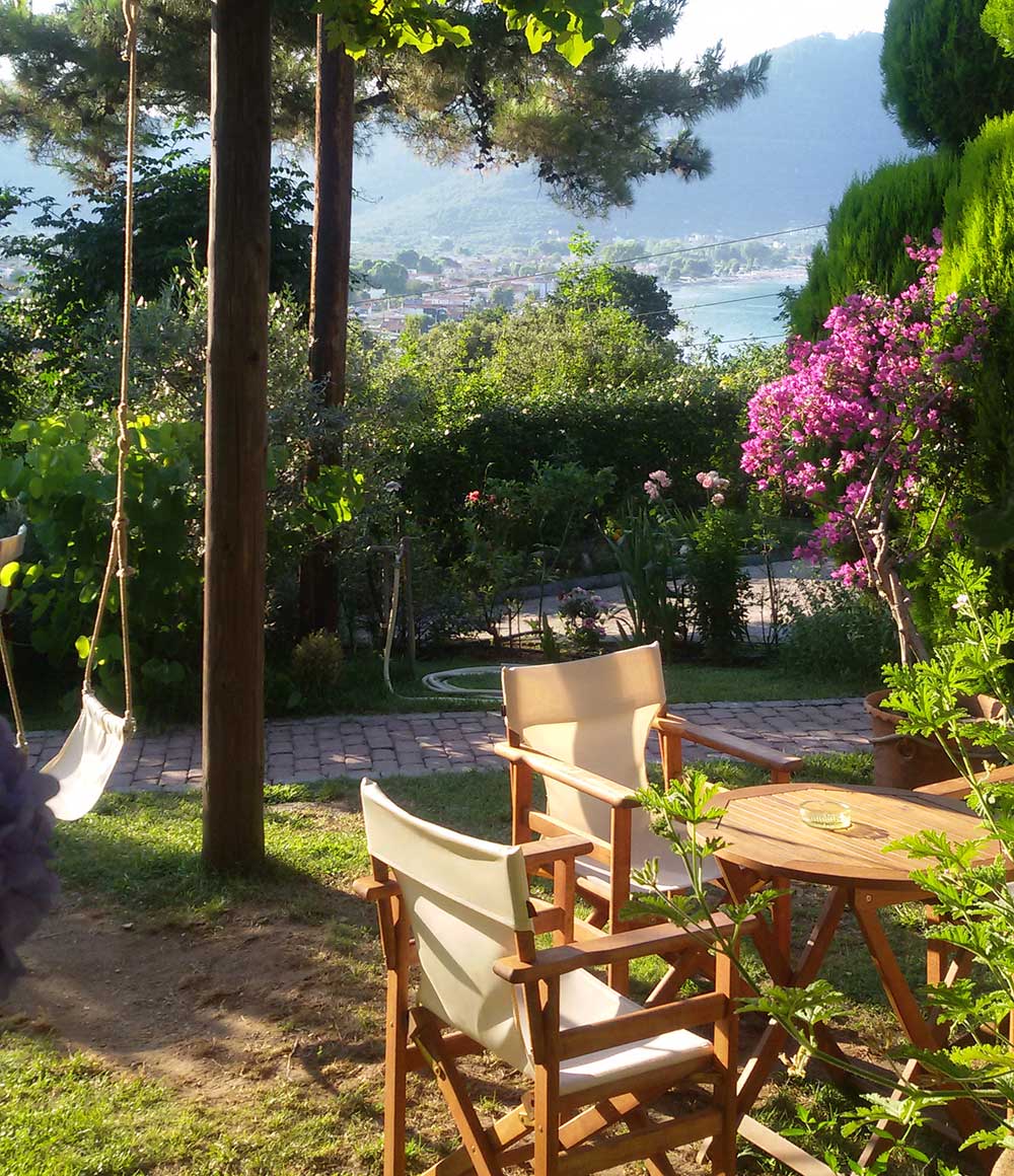Καθιστικό στον κήπο του Villa Dimitra